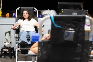 鶹ɫƬ student Melanie Chaclan of Washingtonville, N.Y., a junior Business Administration major, donates blood. 