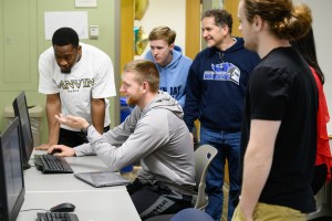 Micah Modell, associate professor of Information Technology, instructs 鶹ɫƬ students in the computer lab. 