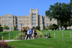 People walking in front of 91��ý Saint Mary College